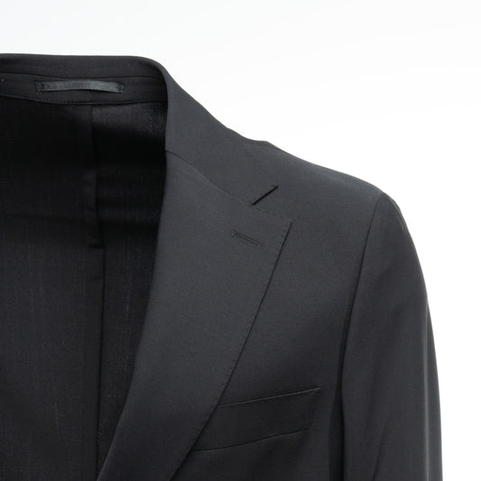 Introducing Bagozza America's Tenno Men's Active Suit in Black (20139) - a stylish, high-quality 2-piece suit that is crafted using the finest Wool Blend Fabric with lots of stretch. Experience the premium quality and craftsmanship of Bagozza Americas.