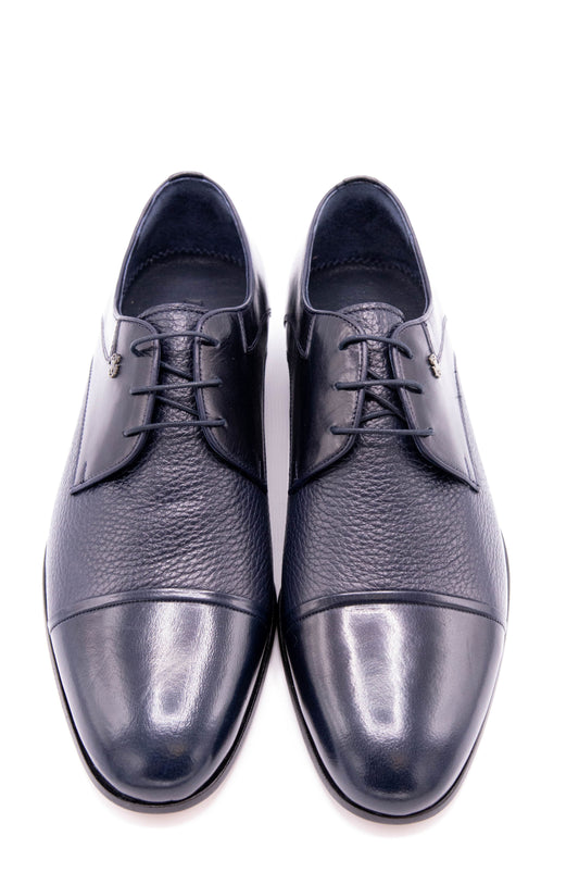 Step out in style with Bagozza Americas' Genuine Leather Men's Oxford Shoe in Navy (7359). Our handcrafted shoes are made in Italy using traditional methods and the finest materials. With multiple safe and secure payment options and easy delivery, ordering your next pair of Bagozza shoes has never been easier. Shop now and step up your shoe game!